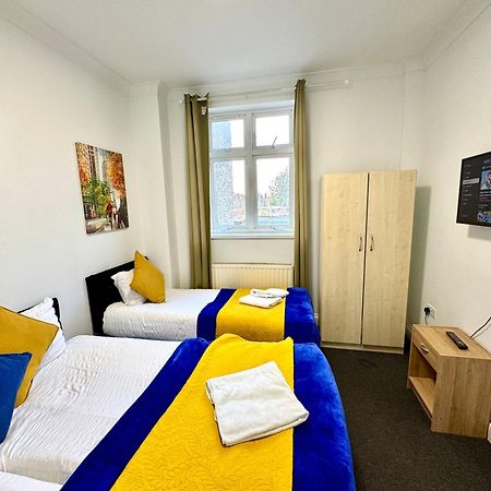 3 Bedrooms Spacious House, Separate Reception, 2 Full Bathrooms, Parking, Garden London Kültér fotó