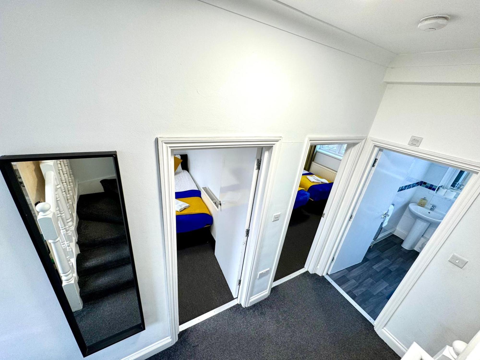 3 Bedrooms Spacious House, Separate Reception, 2 Full Bathrooms, Parking, Garden London Kültér fotó