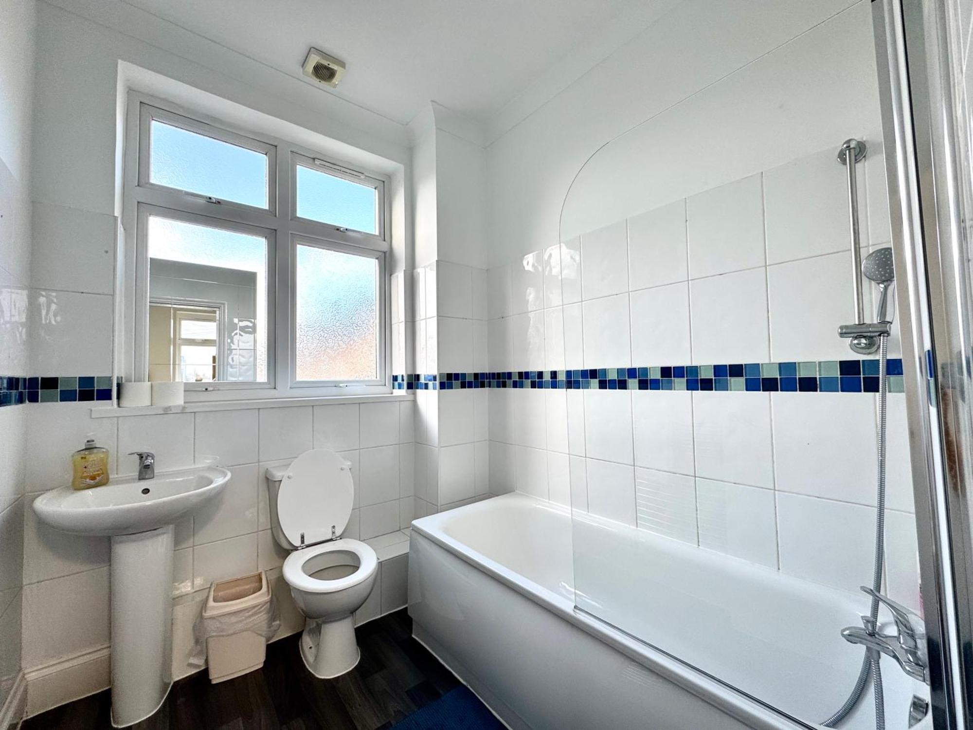 3 Bedrooms Spacious House, Separate Reception, 2 Full Bathrooms, Parking, Garden London Kültér fotó