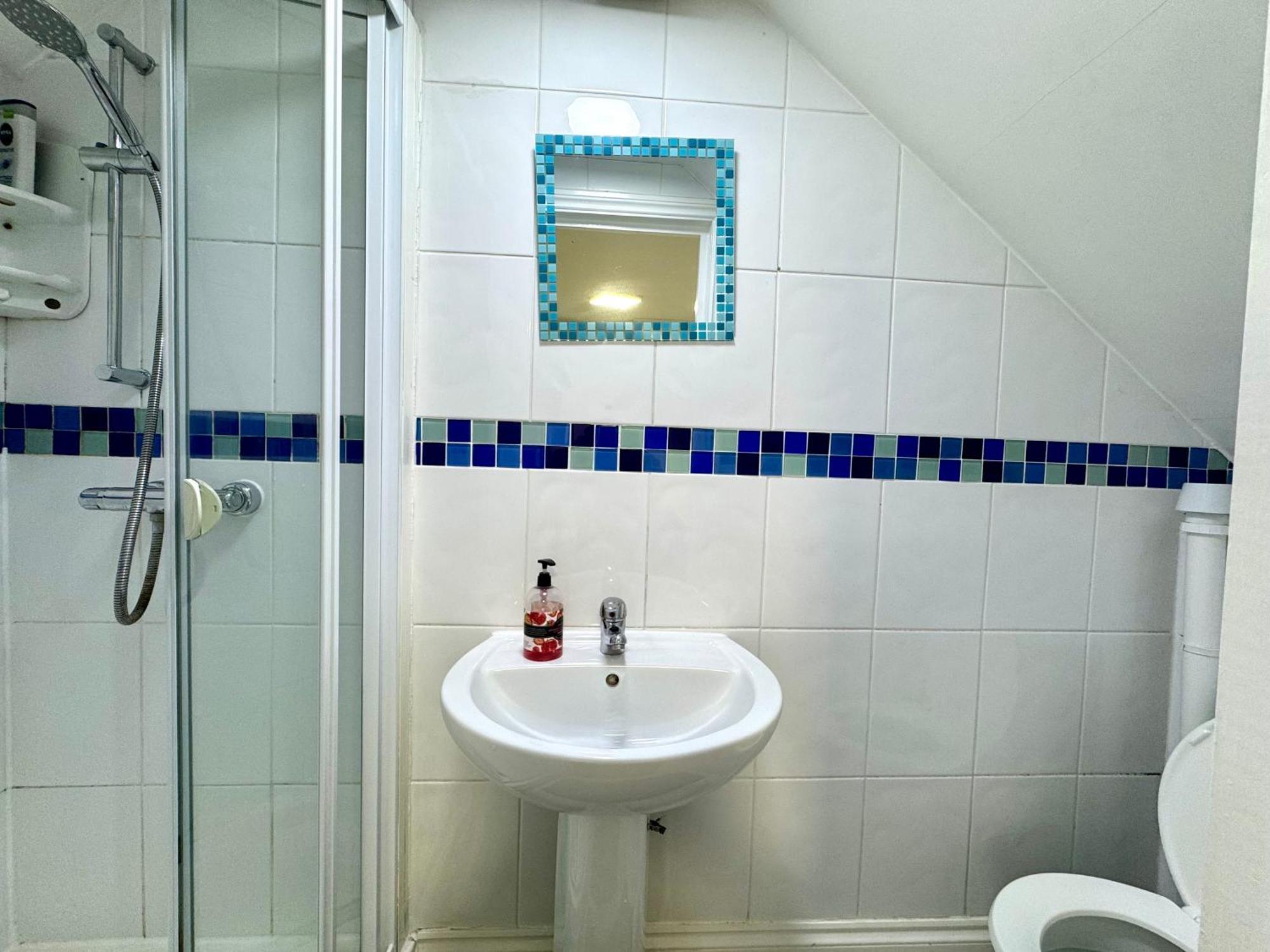 3 Bedrooms Spacious House, Separate Reception, 2 Full Bathrooms, Parking, Garden London Kültér fotó